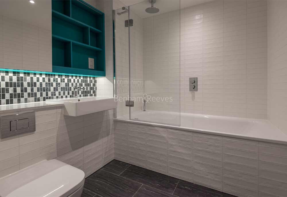 Bathroom view of 251 Southwark Bridge Road Image 1