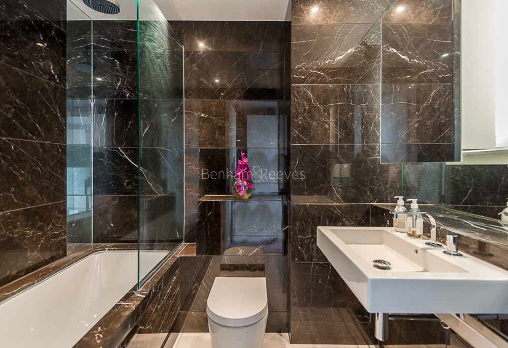 Bathroom view of Baltimore Tower Image 1