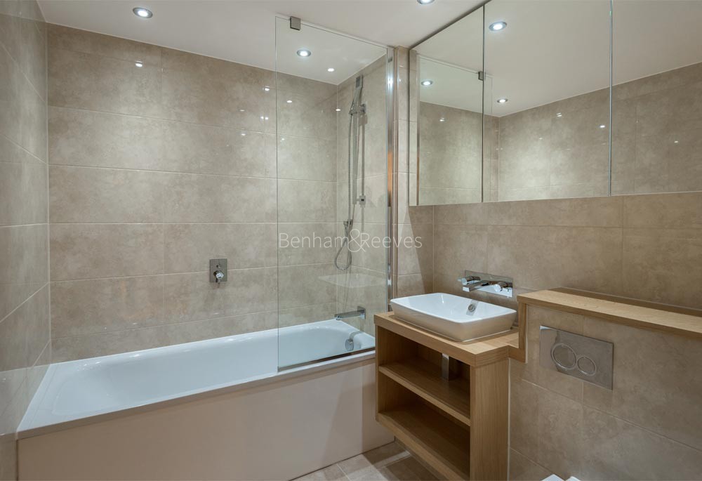 Bathroom view of Canary Gateway Image 1