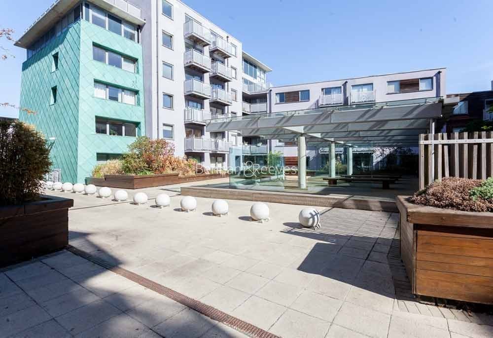 Exterior view of Deals Gateway Image 3