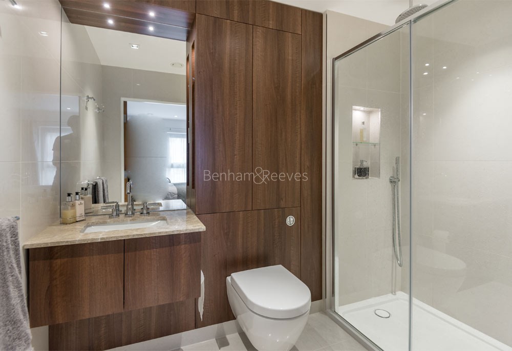 Bathroom view of Dickens Yard Image 2