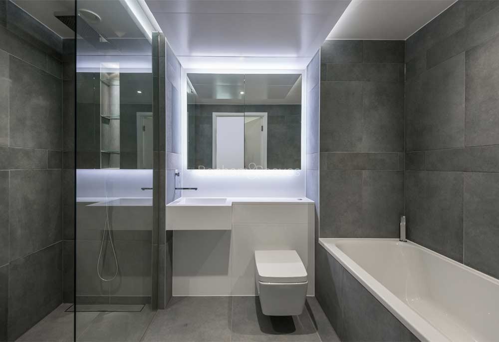 Bathroom view of Dollar Bay Image 1