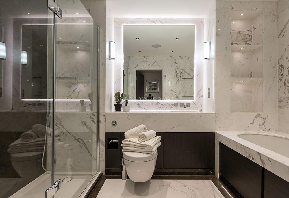 Bathroom view of Kew Bridge Image 1
