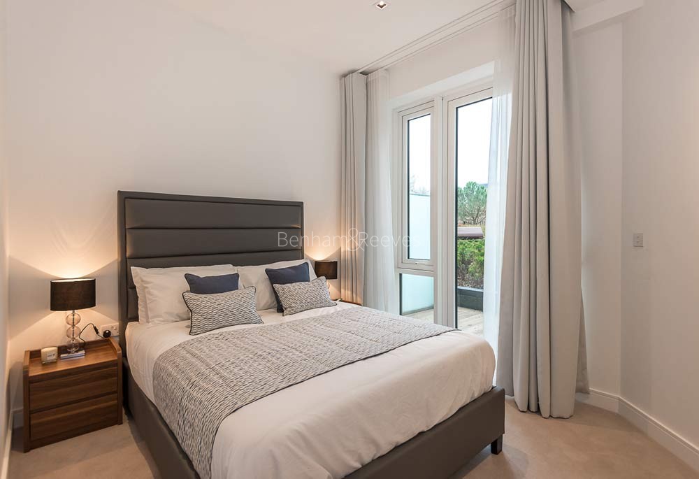 Bedroom view of Kew Bridge Image 1
