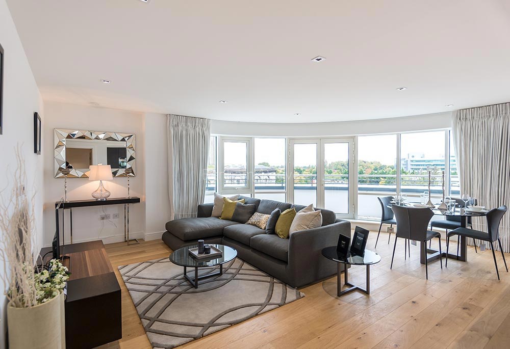Reception view of Kew Bridge Image 2