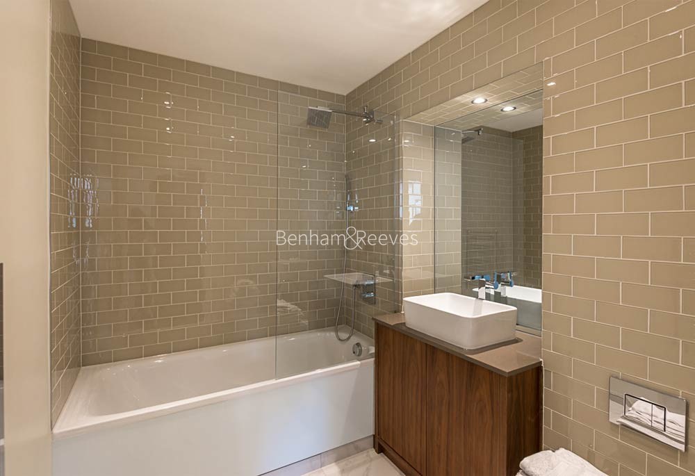 Bathroom view of Lincoln Plaza Image 1