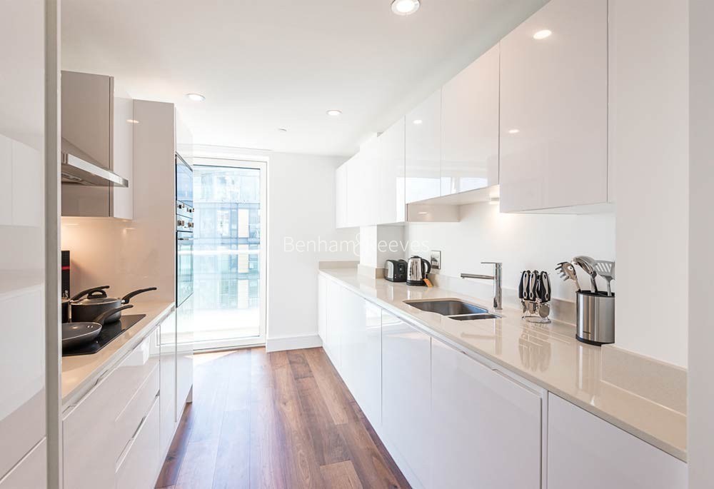 Kitchen view of Lincoln Plaza Image 2