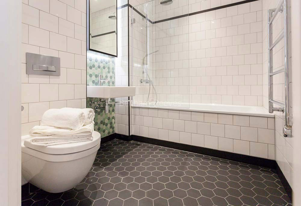 Bathroom view of London City Island Image 1