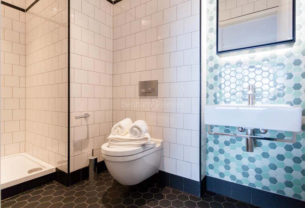 Bathroom view of London City Island Image 2