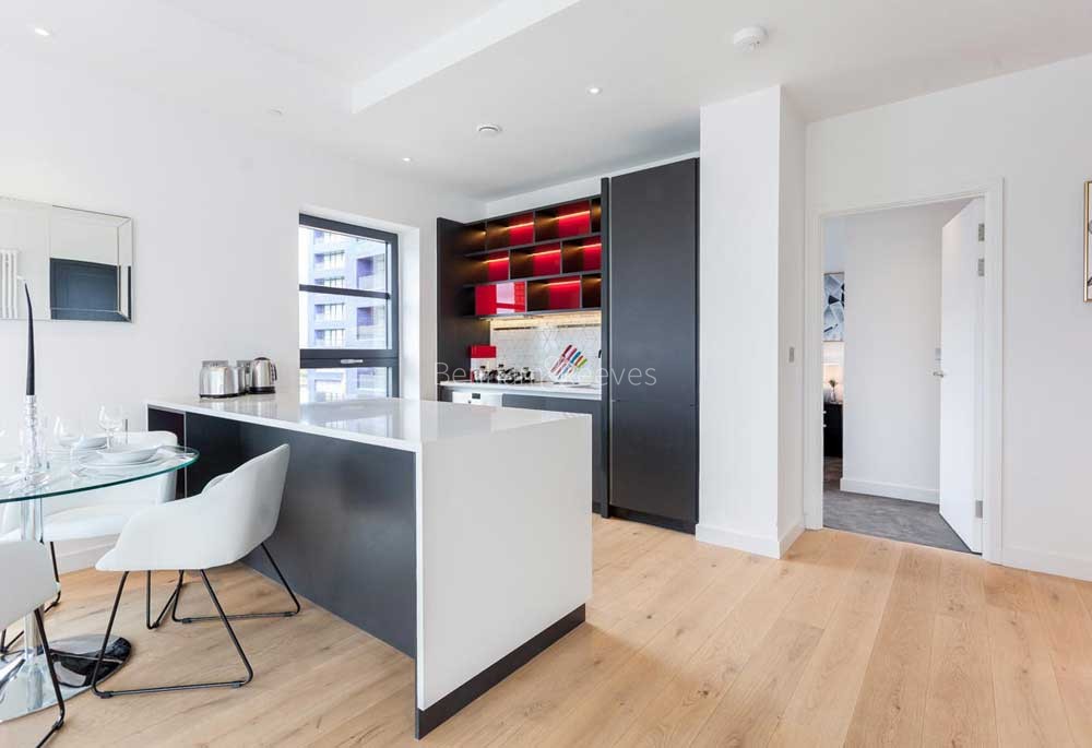 Kitchen view of London City Island Image 1