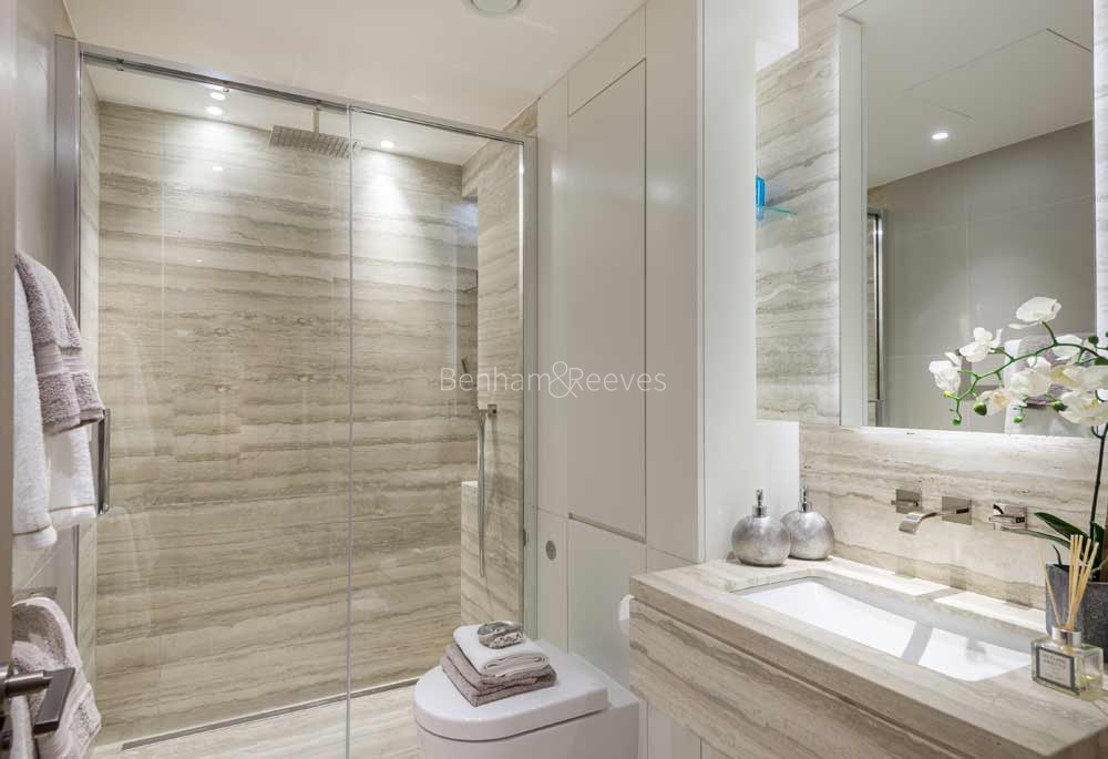 Bathroom view of London Dock Image 1