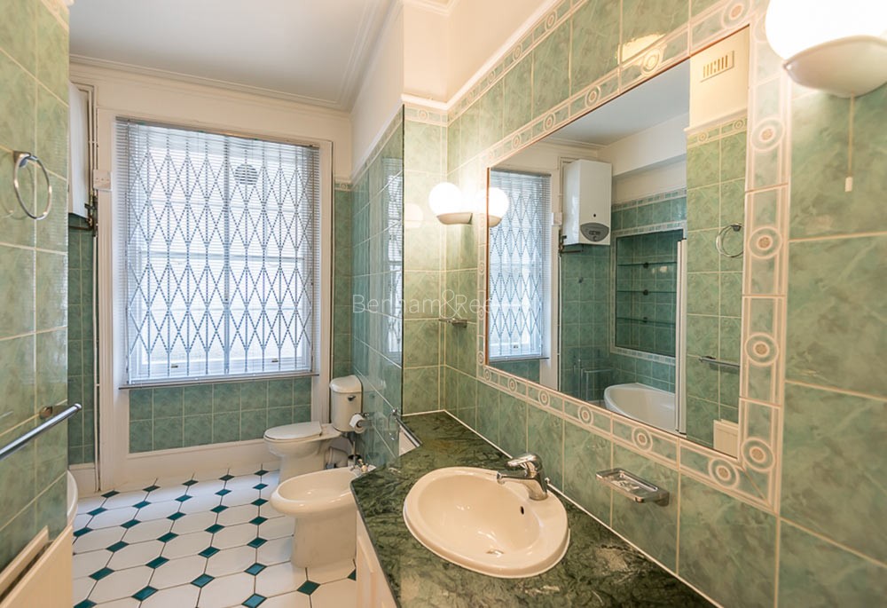 Bathroom view of Nevern Mansions Image 1