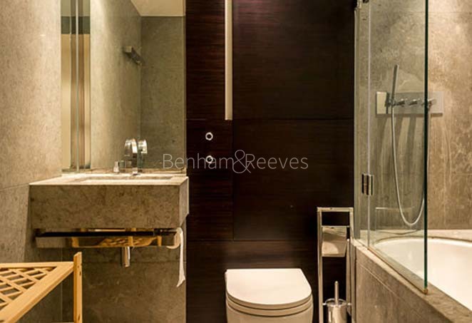 Bathroom view of Pan Peninsula Image 1