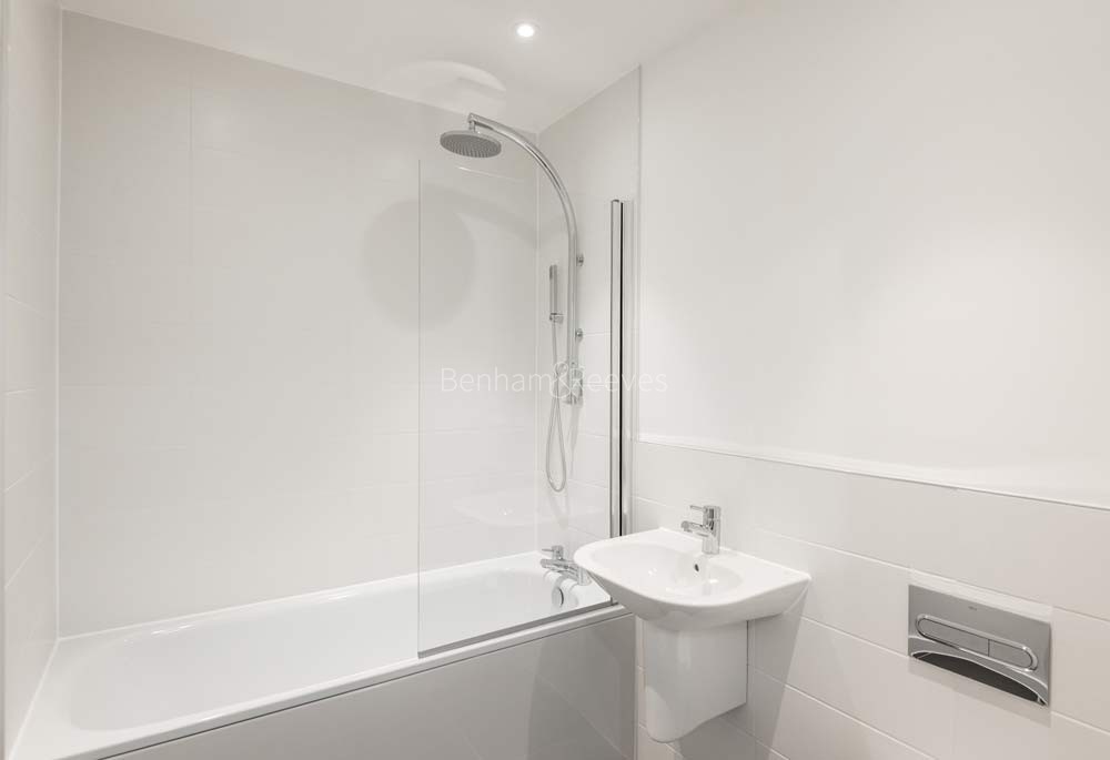 Bathroom view of Platinum Riverside Image 1