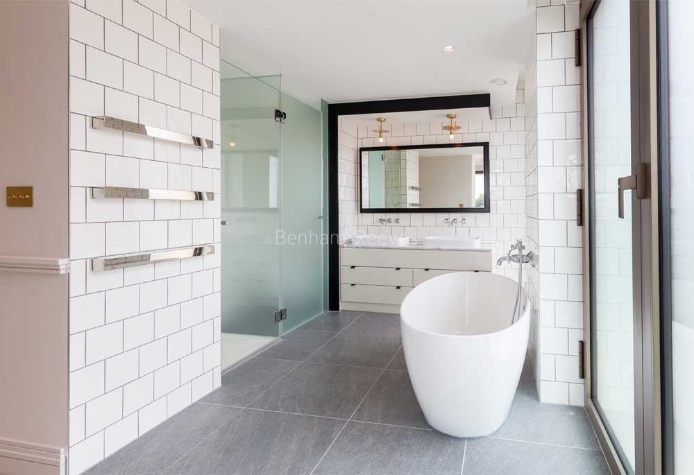 Bathroom view of Queen's Wharf Image 1