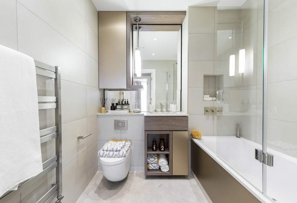 Bathroom view of Queenshurst Image 1