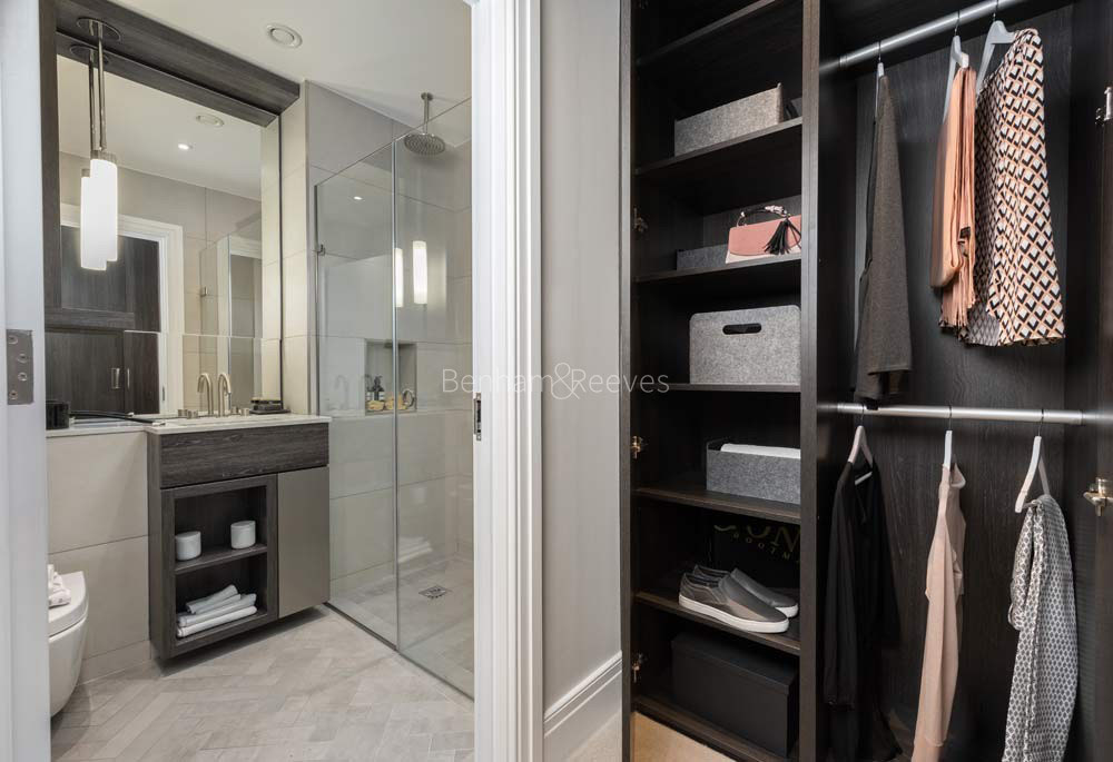 Bathroom view of Queenshurst Image 2