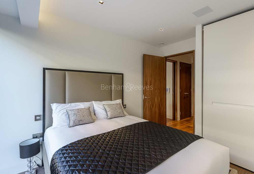 Bedroom view of Roman House Image 1