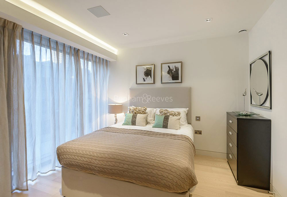 Bedroom view of Roman House Image 2