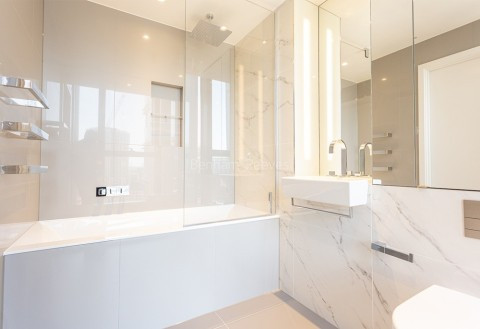 Bathroom view of South Quay Plaza Image 3