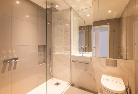 Bathroom view of South Quay Plaza Image 1