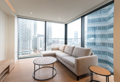 Reception view of South Quay Plaza Image 4
