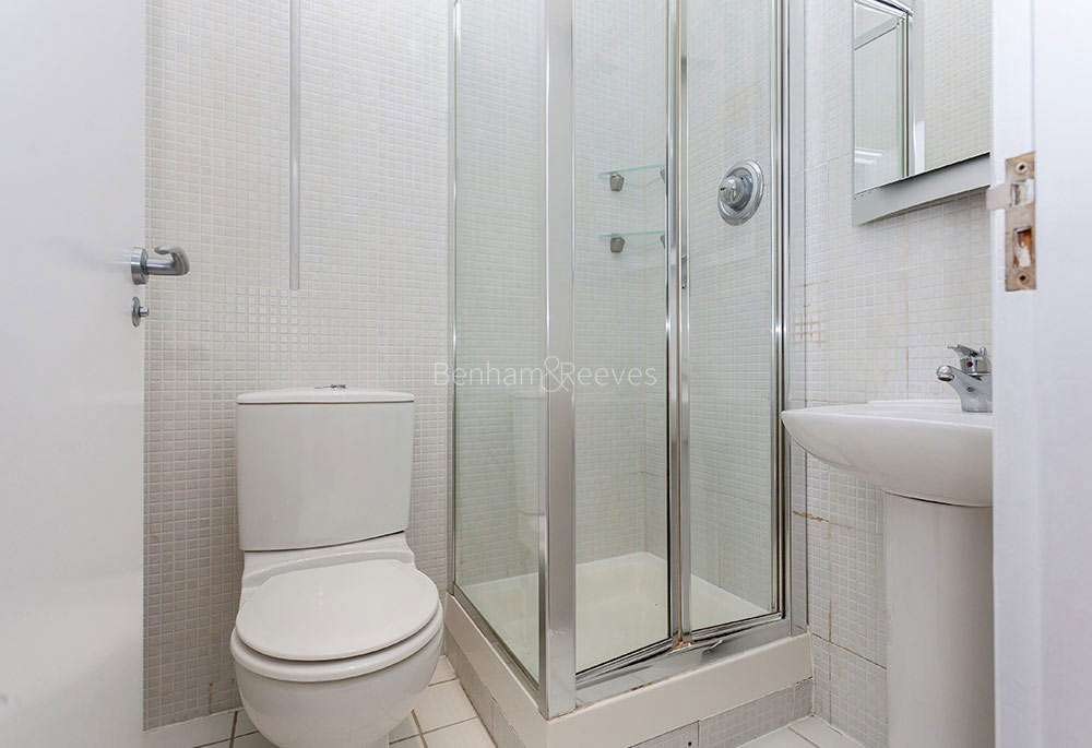 Bathroom view of St Stephens Gardens Image 1