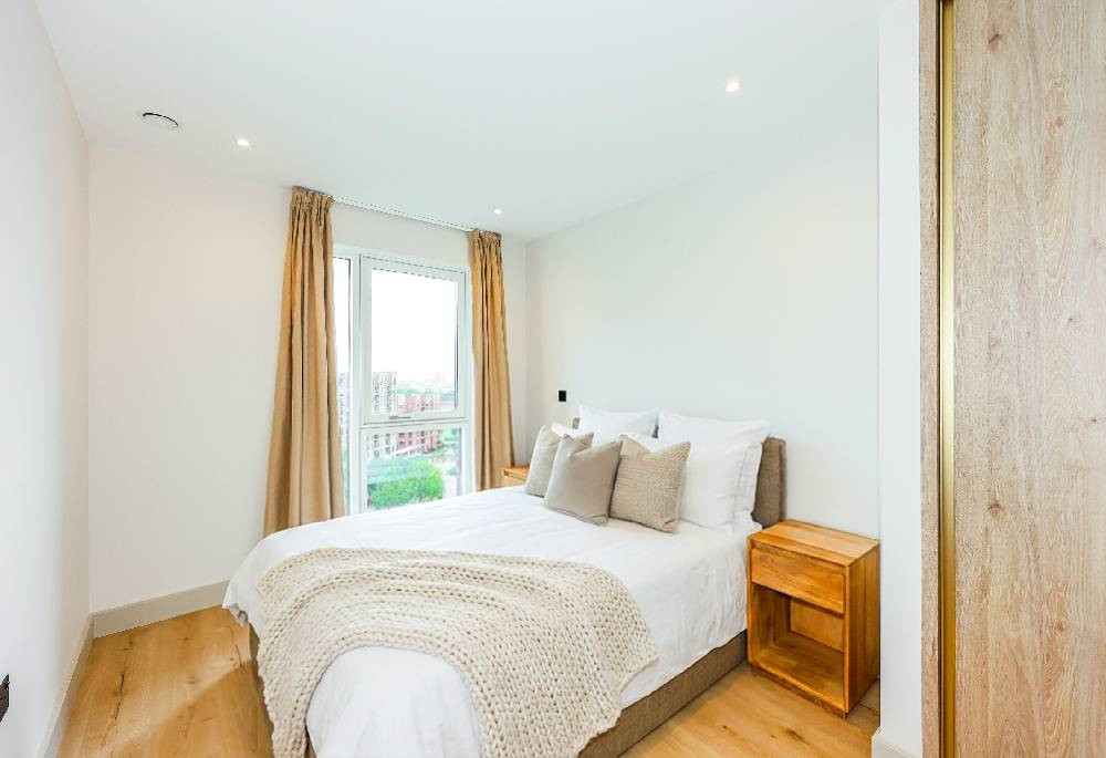 Bedroom view of The Draper Image 4