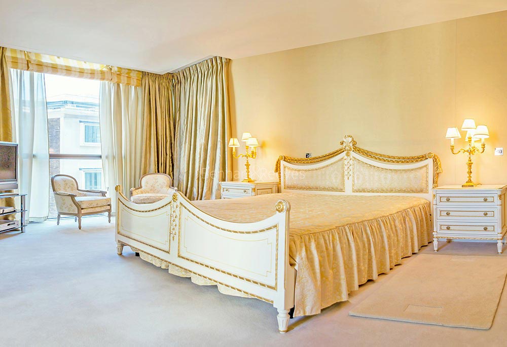 Bedroom view of The Knightsbridge Image 2
