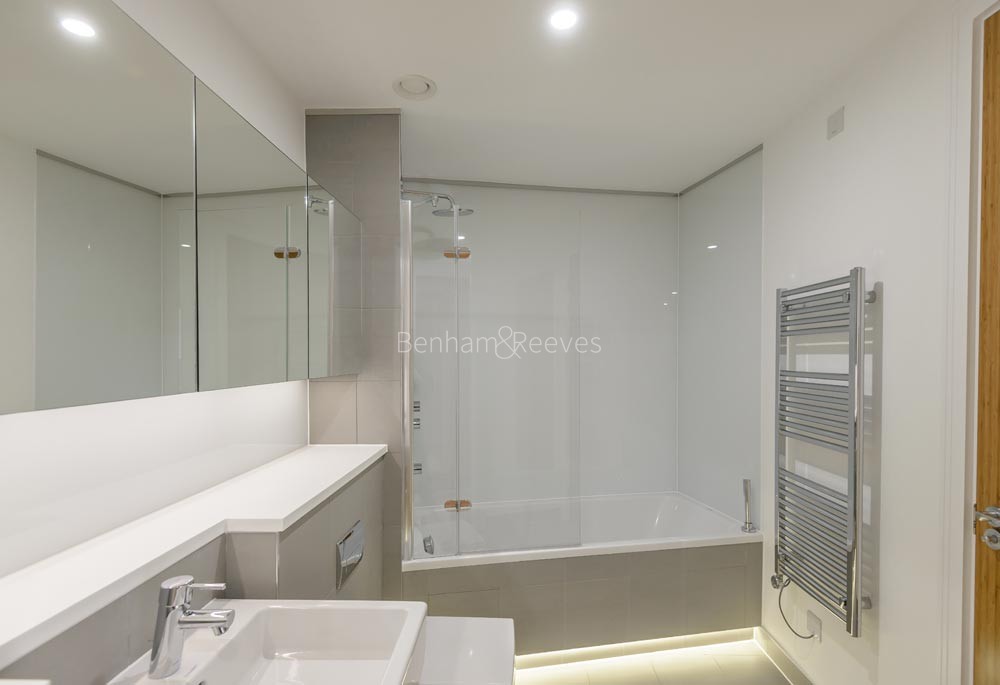 Bathroom view of Tower Bridge Gardens Image 1