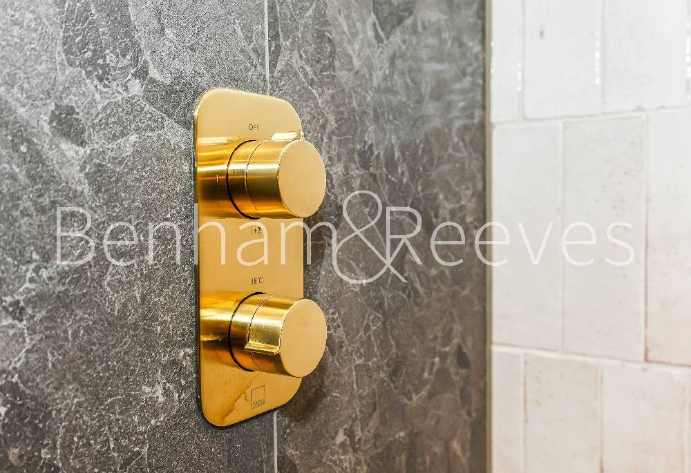 Bathroom view of The Draper Image 5