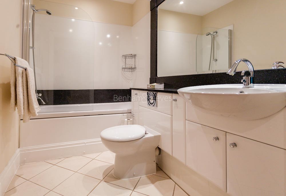 Bathroom view of Whitefriars Image 1