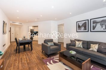 New Drum Street, Aldgate Place, E1
