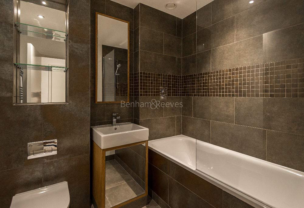 Bathroom view of 190 Strand Image 1