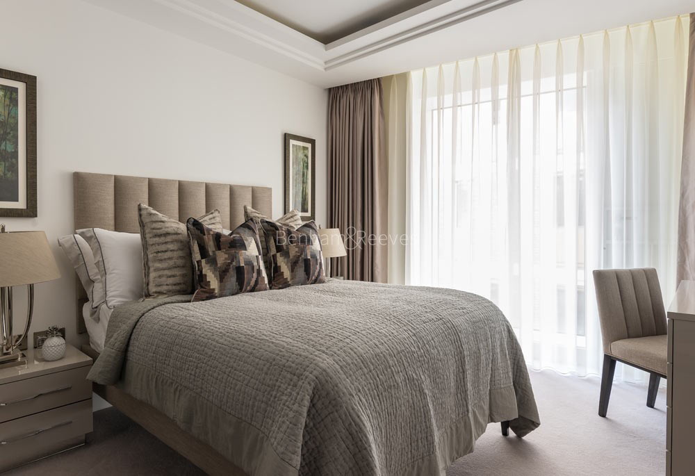 Bedroom view of 190 Strand Image 1