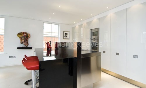 Kitchen view of Kings Chelsea Image 1