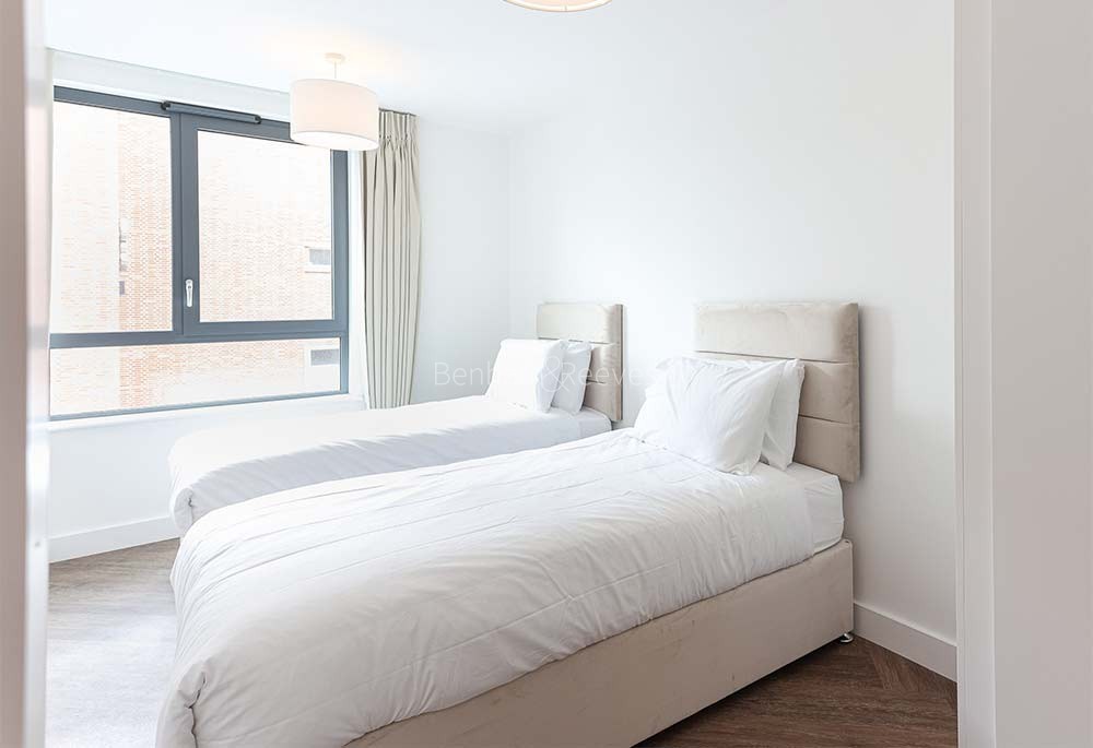 Bedroom view of London Square Greenwich Image 1