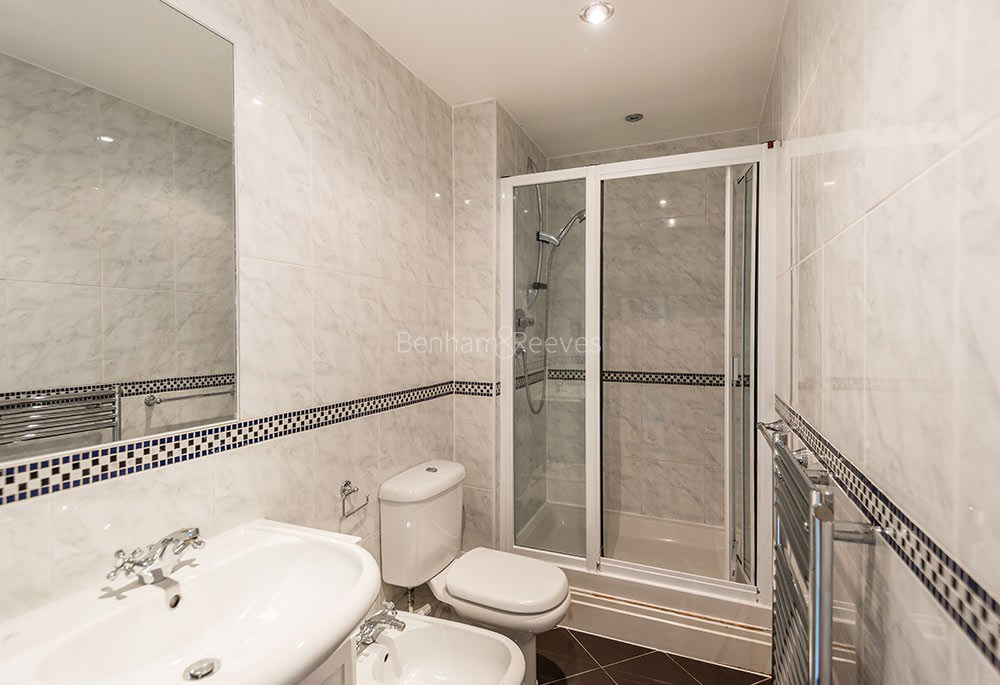 Bathroom view of Warren House (Kensington Westside) Image 1