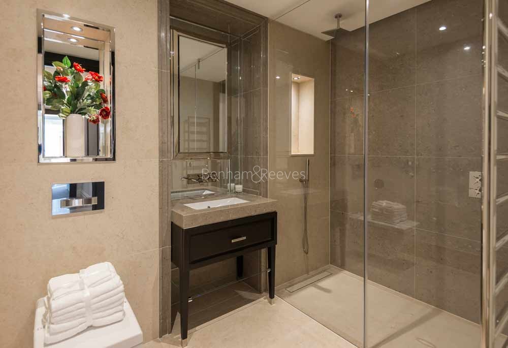 Bathroom view of 190 Strand Image 1