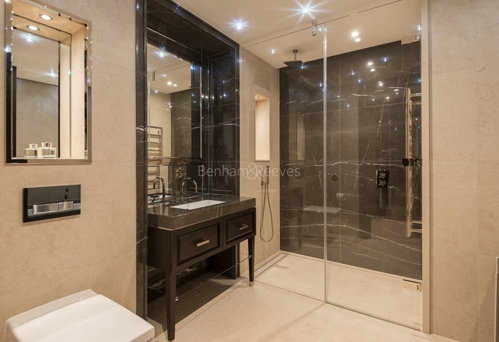 Bathroom view of 190 Strand Image 2