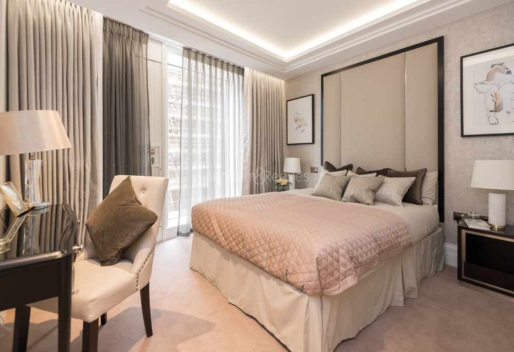 Bedroom view of 190 Strand Image 2