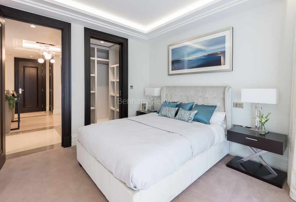 Bedroom view of 190 Strand Image 1