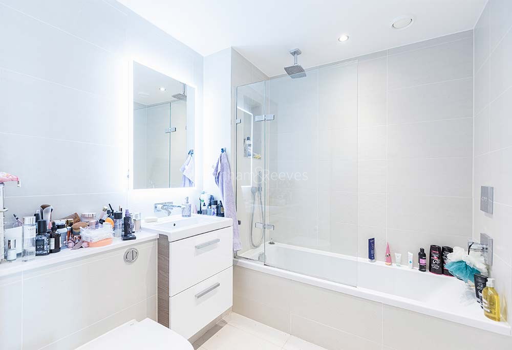 Bathroom view of 500 Chiswick High Road Image 1
