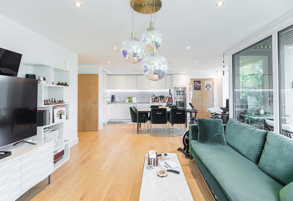 Reception view of 500 Chiswick High Road Image 1