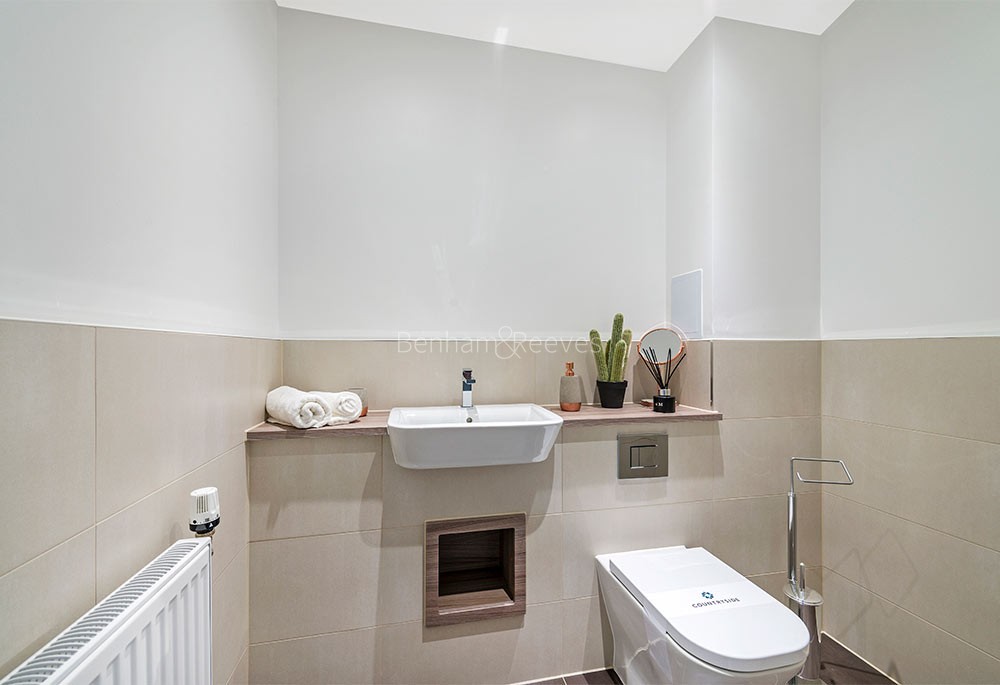 Bathroom view of Acton Gardens Image 1