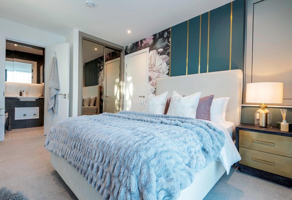 Bedroom view of Bronze Image 1
