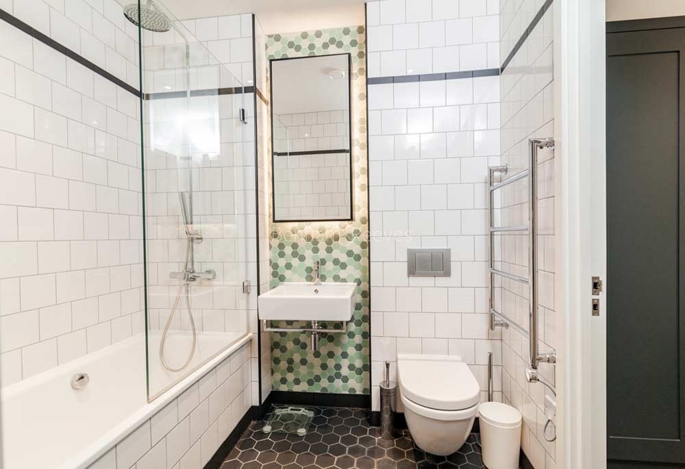 Bathroom view of London City Island Image 1