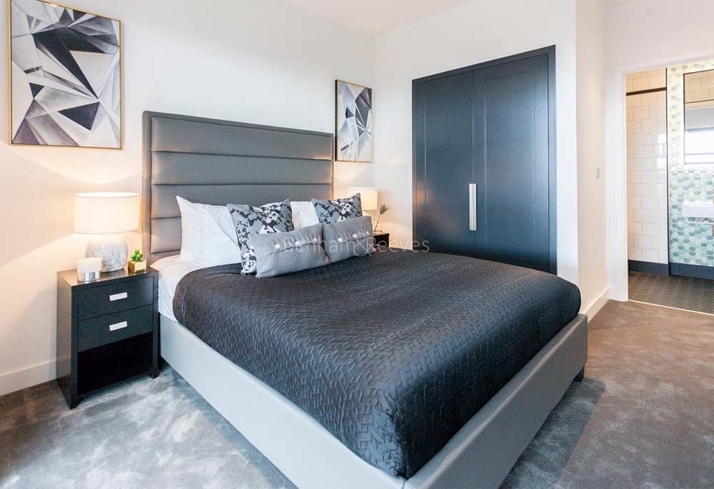 Bedroom view of London City Island Image 1