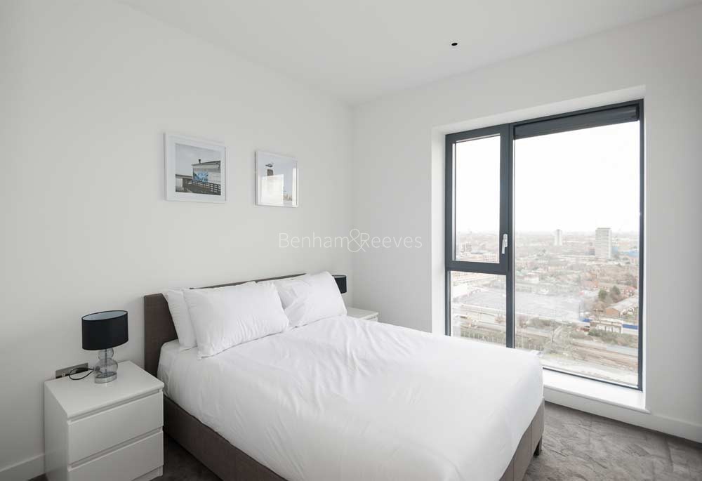 Bedroom view of London City Island Image 2