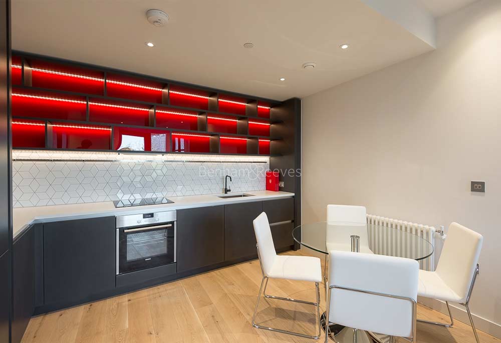 Kitchen view of London City Island Image 2